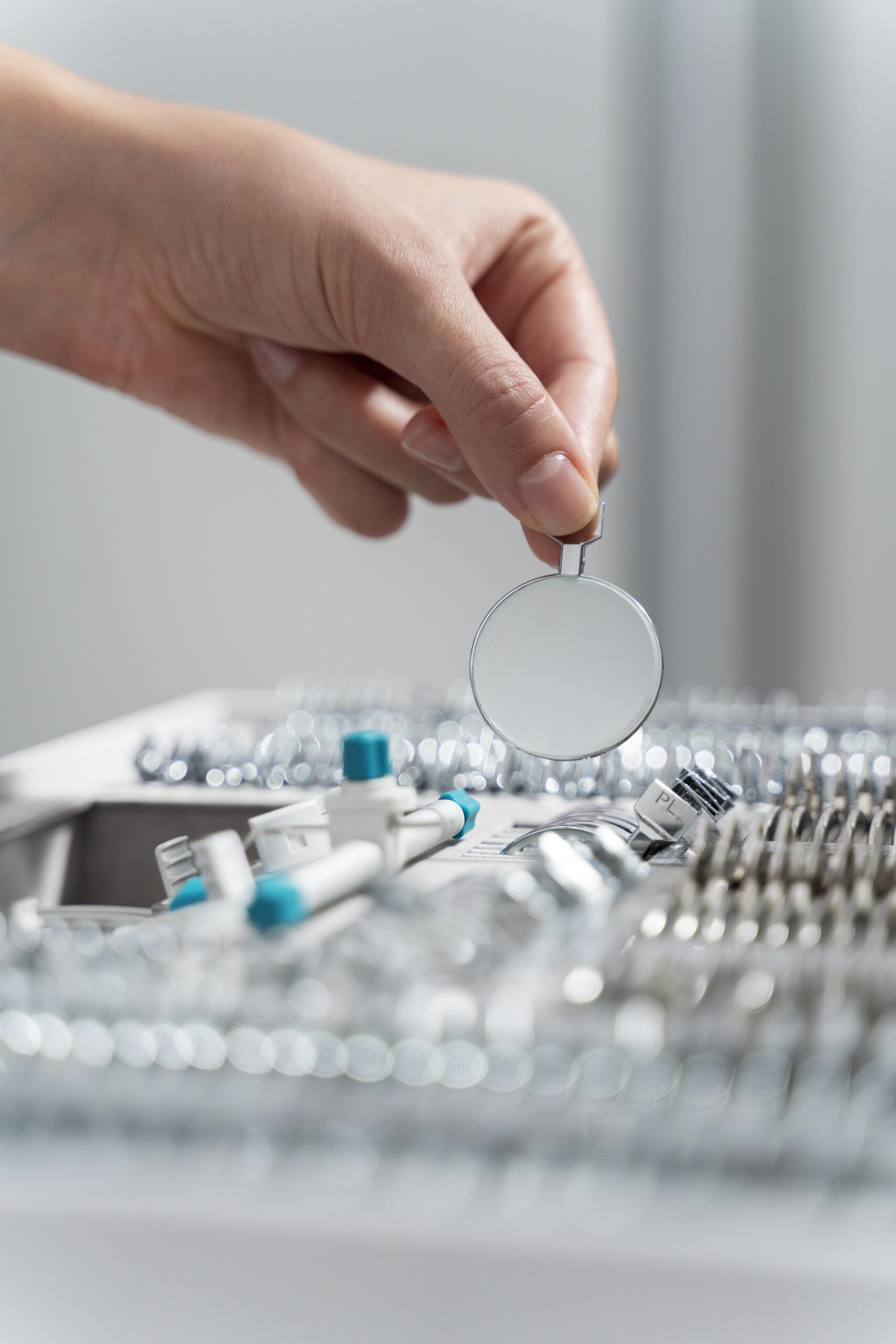 doctor-tomando-una-nueva-lente-para-una-prueba-de-la-vista